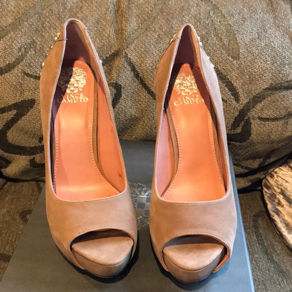 Vince Camuto | 8.5 beautiful studded pump. - Picture 2 of 8